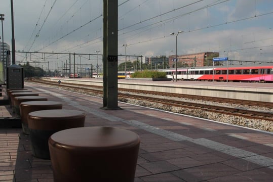 Meteoor levert zitelementen perron Rotterdam CS