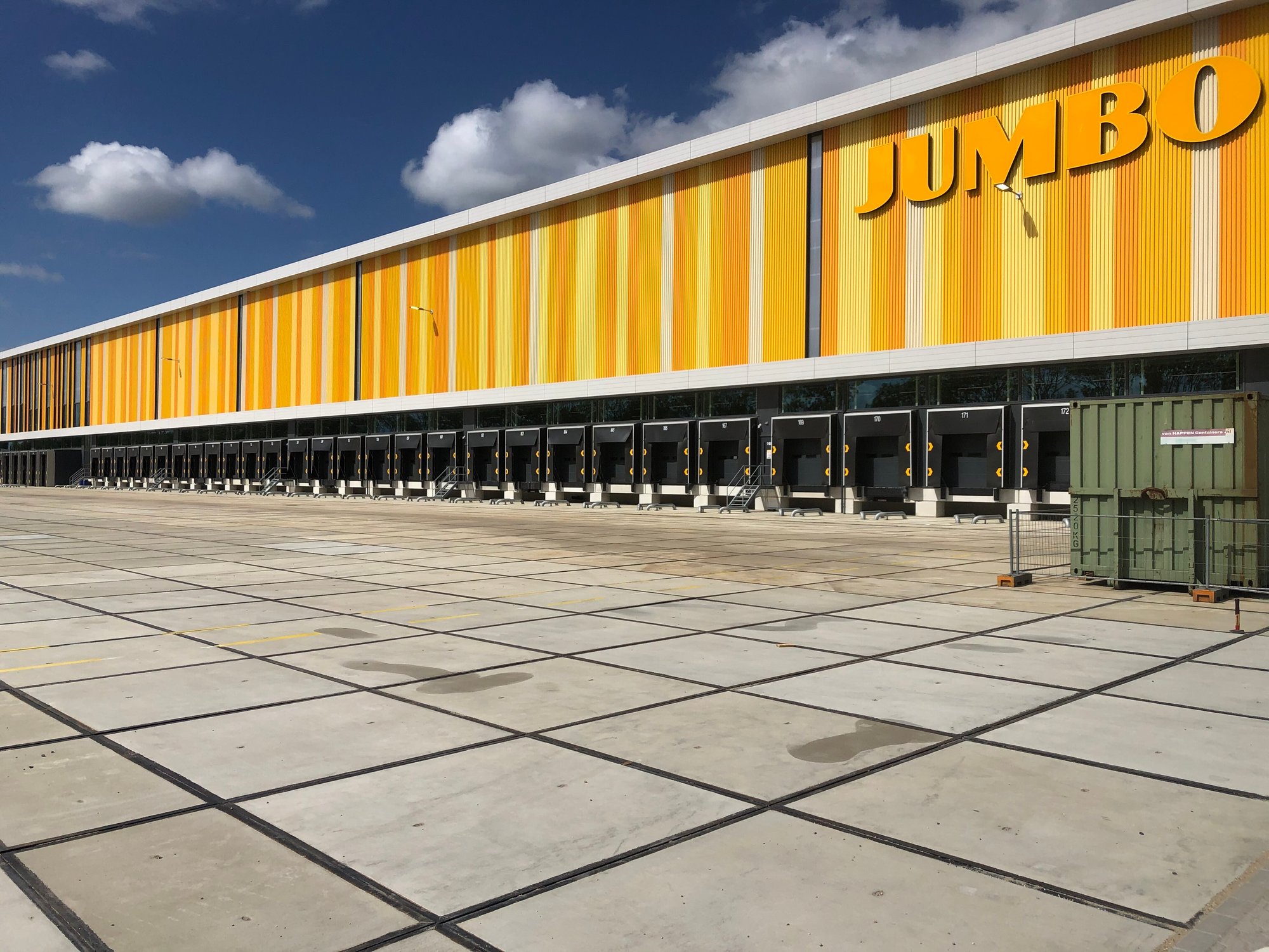 Stelcon-platen bij de Jumbo (202504)